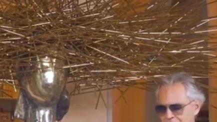 Andrea Bocelli con l’opera di Valdés che sarà sul palco del teatro del Silenzio