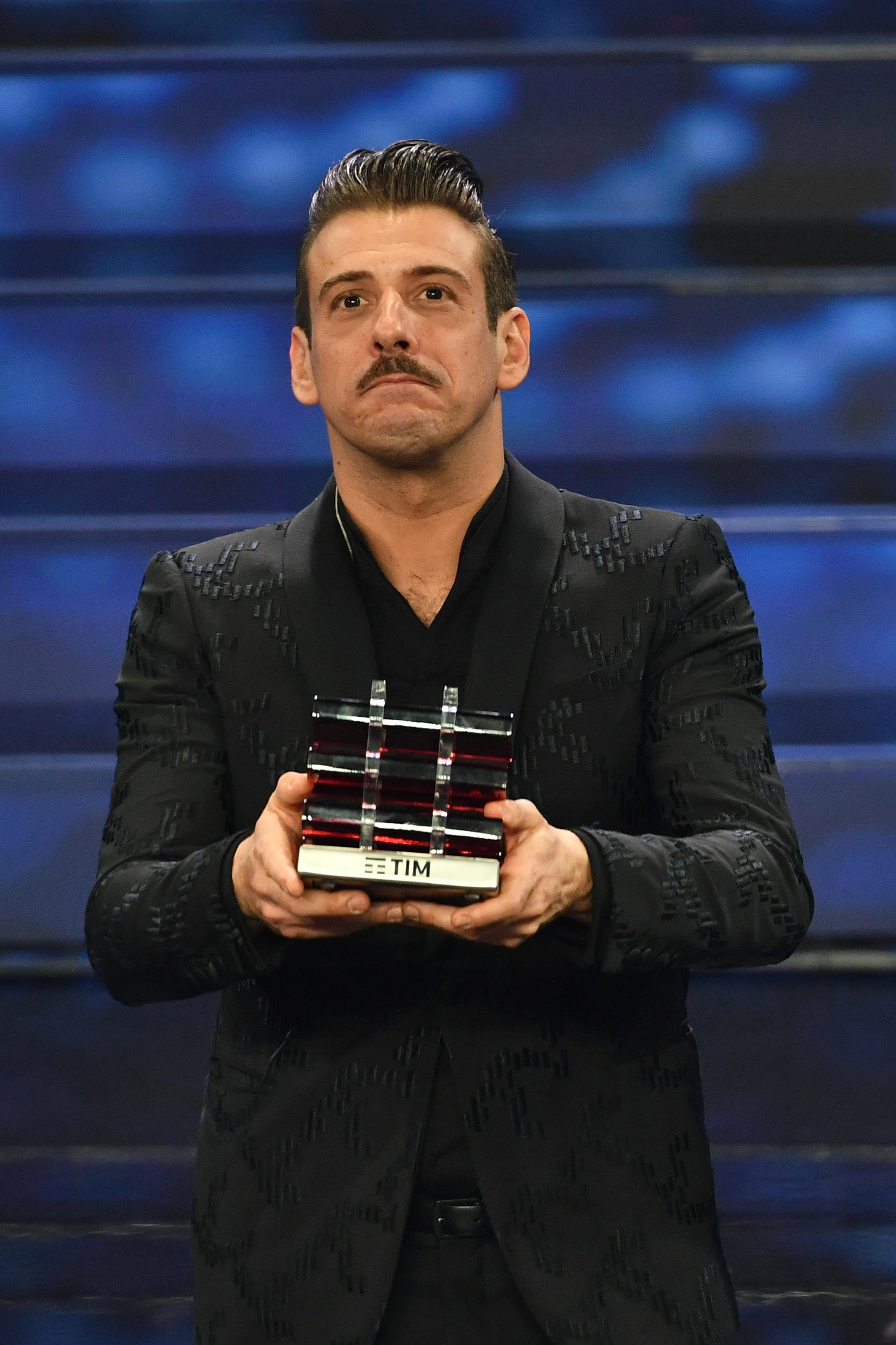 Francesco Gabbani con il premio Tim Music (Viceversa è stato il brano più ascoltato in streaming)