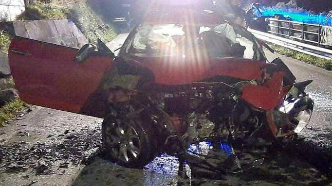 Schianto nella notte, morti due giovani Altri tre ricoverati in gravi condizioni
