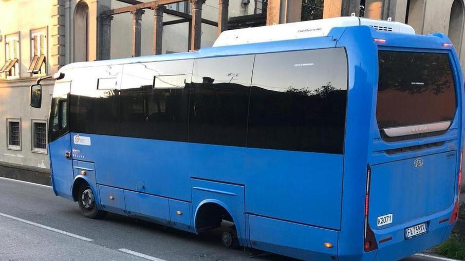 Bus perde due ruote in strada Esposto del Cub Trasporti