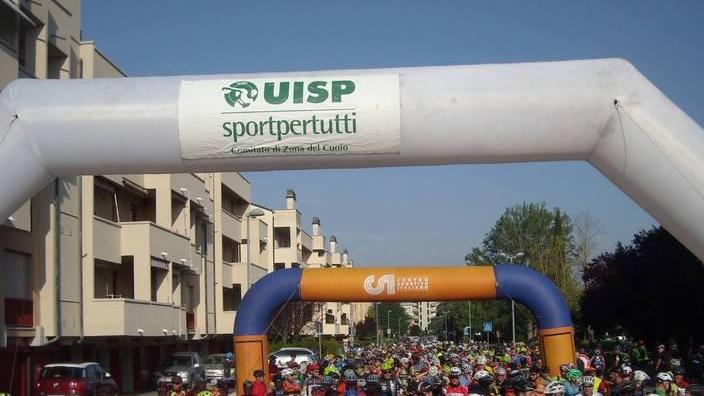 In mountain bike a gustare piatti, borghi e paesaggi