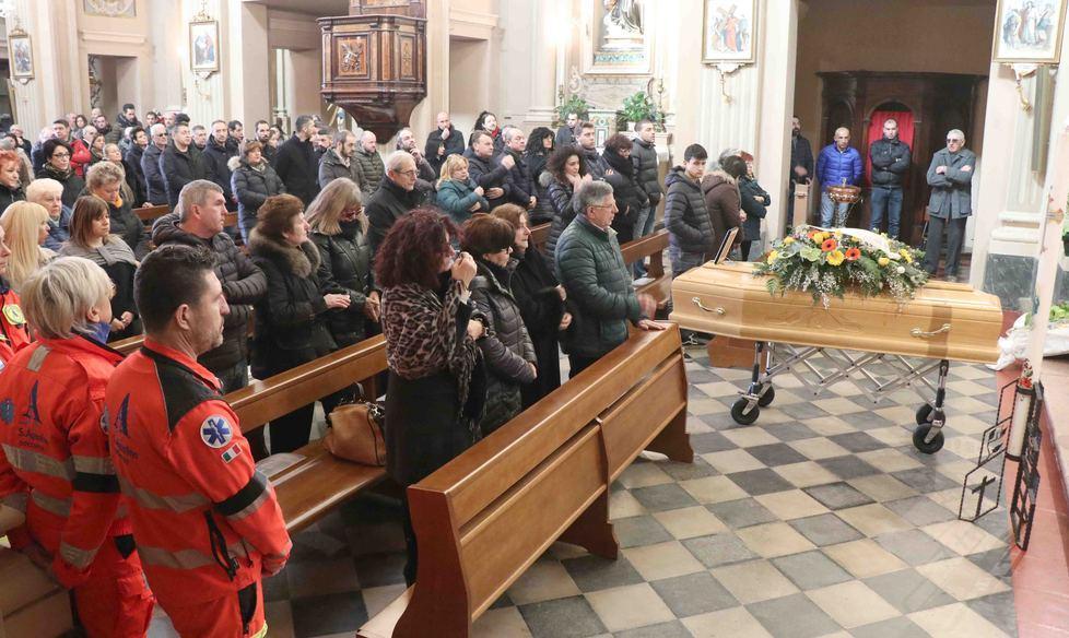 Il suono della sirena per l’ultimo saluto all’amato volontario