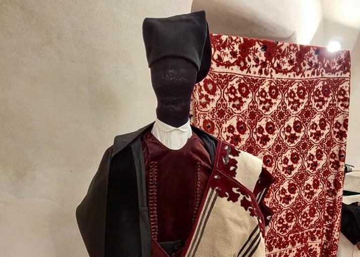 Ploaghe, “A sa moda de s’omine”: un successo la mostra di abiti antichi 