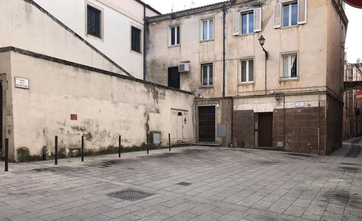 Piazza Frumentaria ripulita e sgomberata da tutte le auto