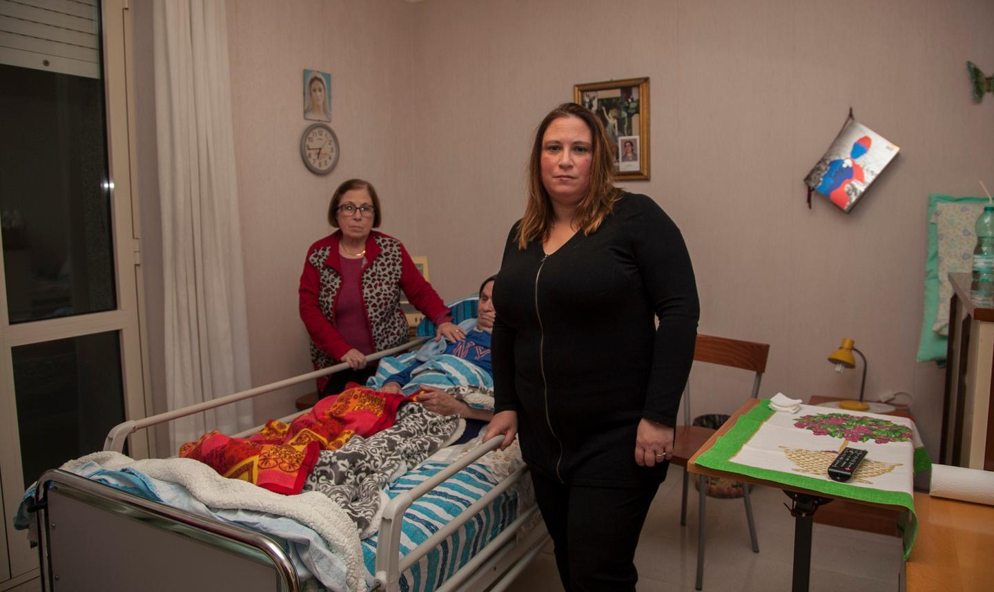 «Mio padre era fragile la badante lo detestava» 