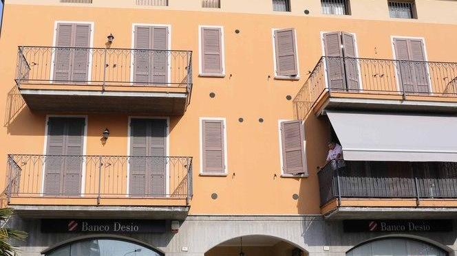 Un boato nel cuore della notte esplode il bancomat del Desio