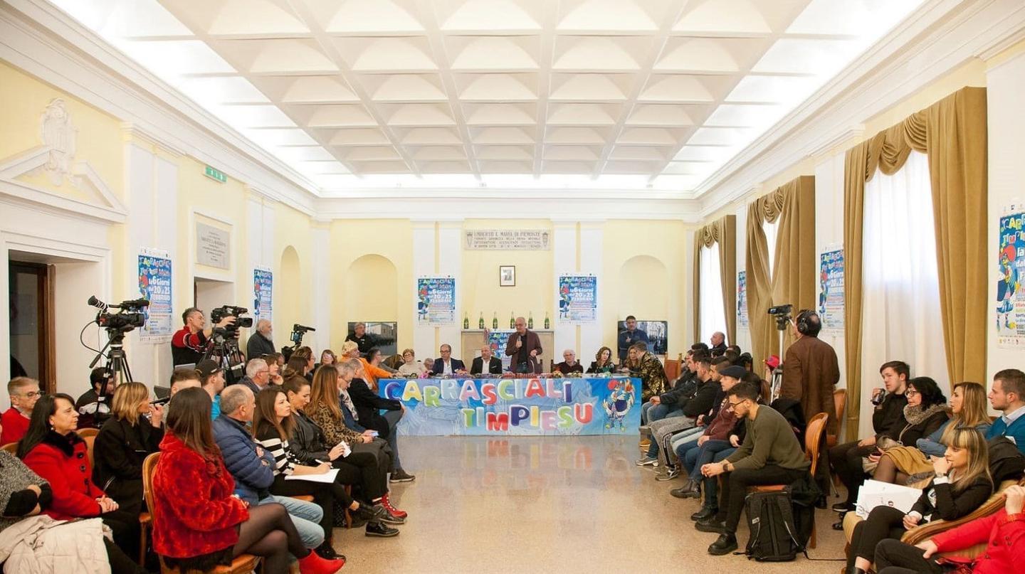 Maschere al posto dei libri le scuole vanno in vacanza 