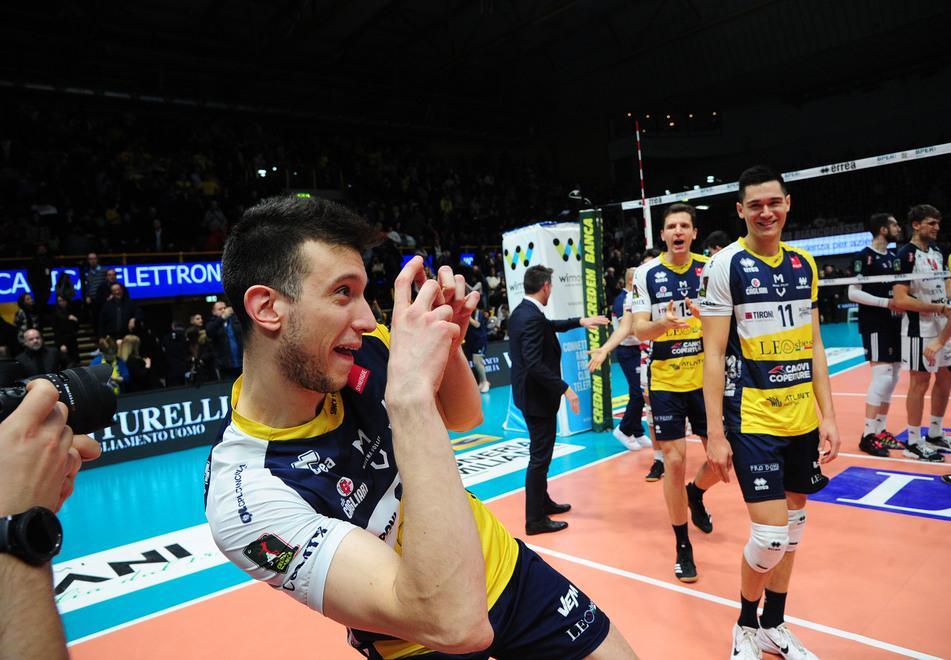 Modena volley devastante: Milano resiste un set, poi i gialloblù dilagano 