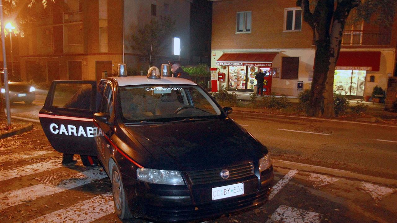 I carabinieri sventano l'assalto notturno al supermercato Maxi D