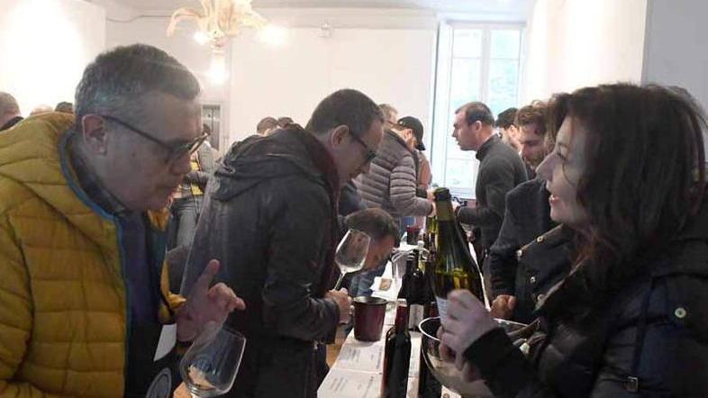 La degustazione di vini durante l'evento