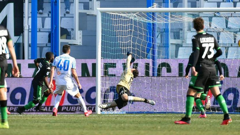 Un rosso discutibile e il palo tarpano le ali al Sassuolo