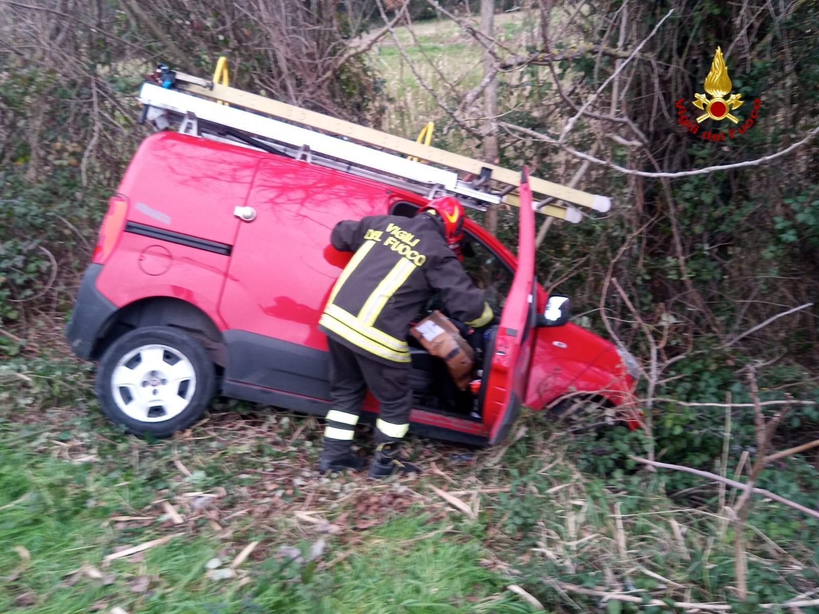 Accusa un malore e col furgone finisce fuori strada in via delle Sorgenti