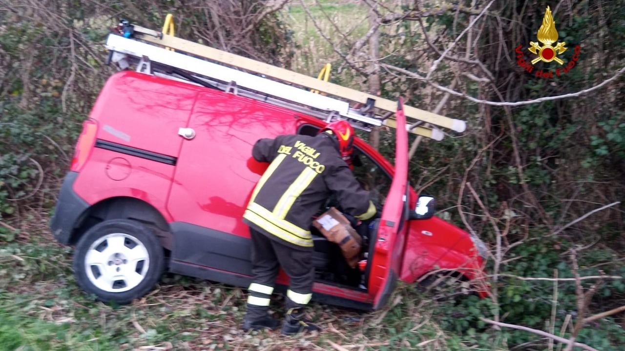 Accusa un malore e col furgone finisce fuori strada in via delle Sorgenti