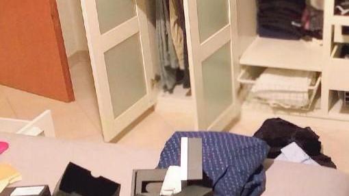 La camera di una delle abitazioni visitate dai ladri