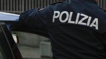 Due giovani si azzuffano armati di bottiglie rotte
