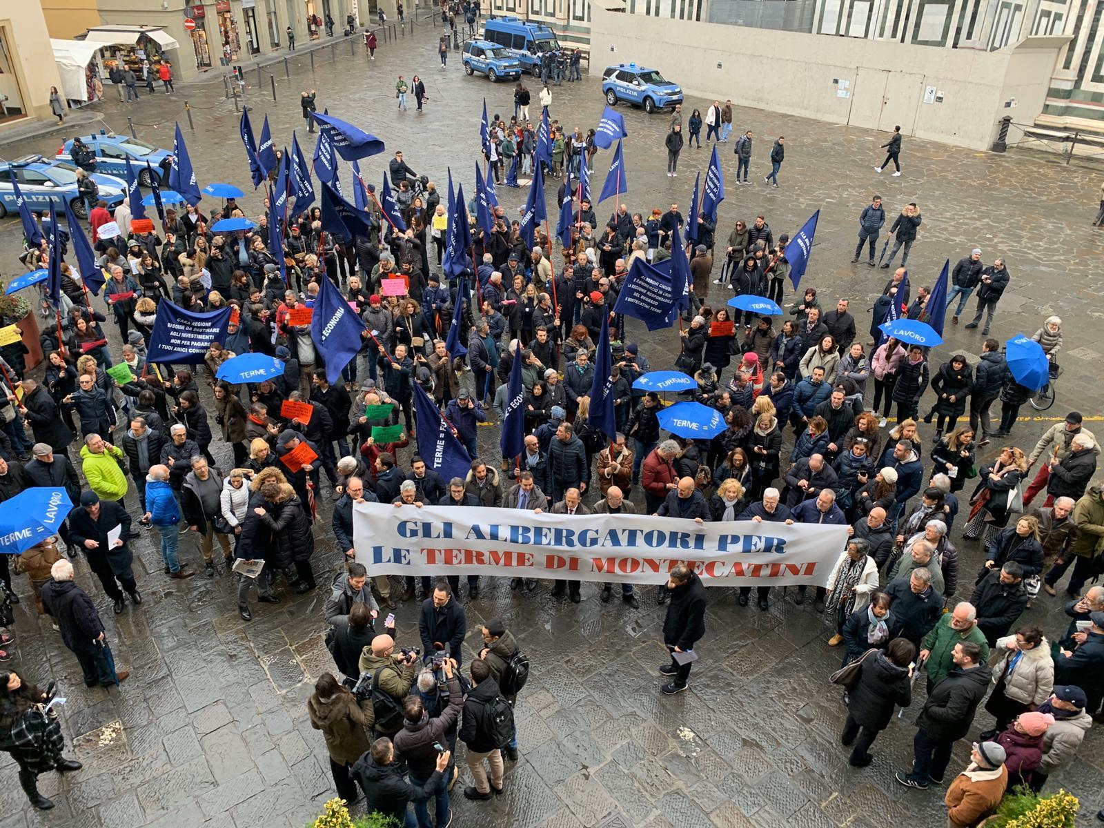 La manifestazione davanti alla sede della giunta regionale (foto Nucci)