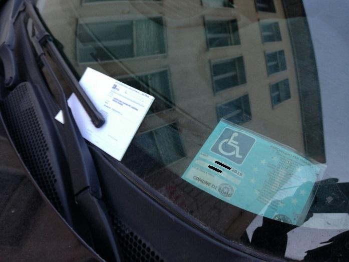 Modena,  pioggia di multe sui furbetti senza permesso in sosta sui posti per disabili