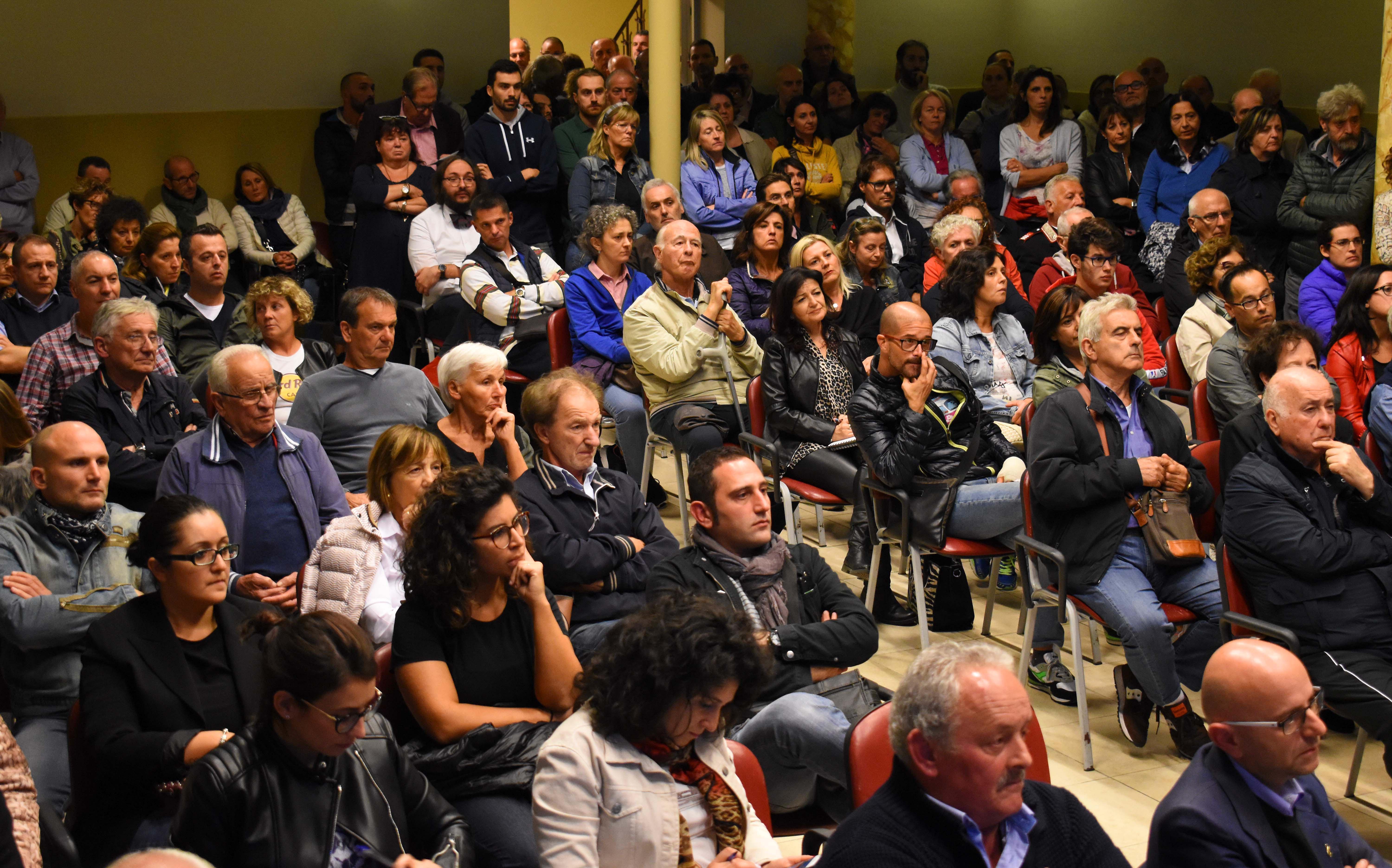 Un’assemblea organizzata nei mesi scorsi nel comune di Serravalle e dedicata al picco di tumori che si è registrato a Casalguidi (foto Gori)