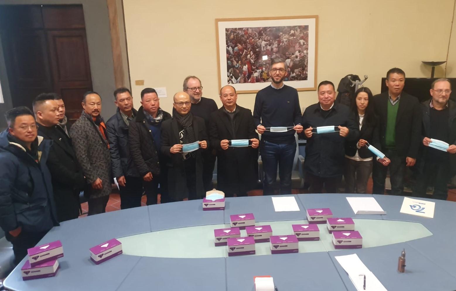I rappresentanti cinesi con le confezioni di mascherine insieme al presidente della Provincia Puggelli e dell'Avis Andrea Fusi