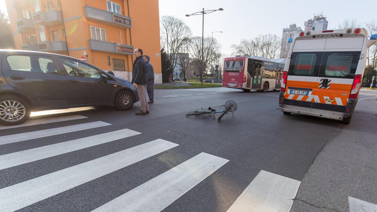 Ferrara. Ciclista investita in viale Cavour