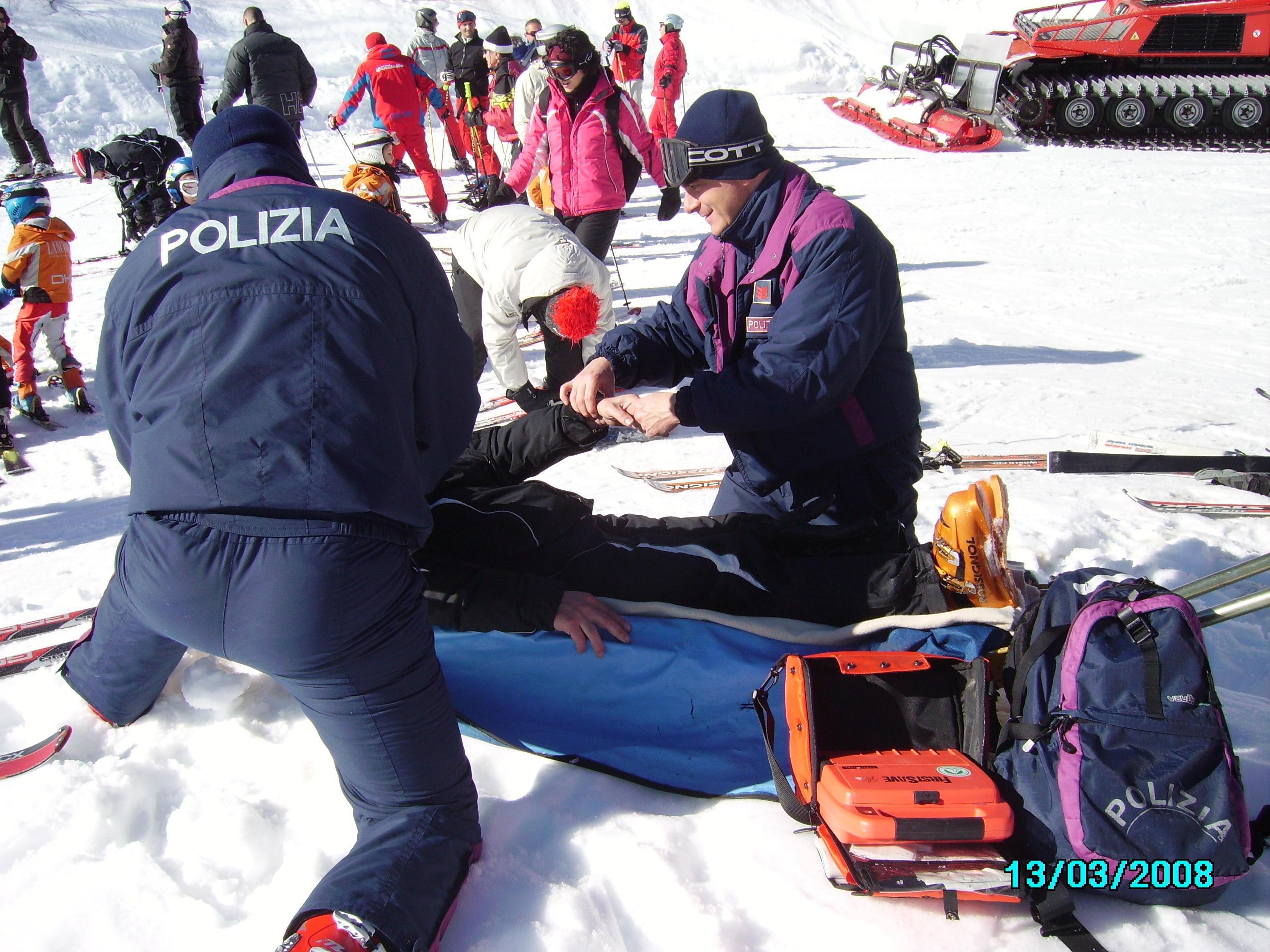 Un intervento dei poliziotti della neve