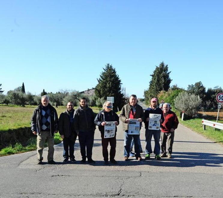 La protesta dei residenti di Vada: «Solo tante promesse, la rotatoria è un miraggio» 