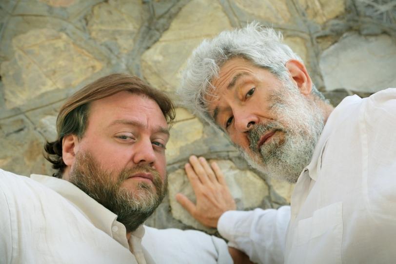 Sasso dal cavalcavia colpisce l'auto su cui viaggiavano Alessandro Benvenuti e Stefano Fresi 
