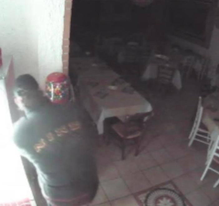 Il ladro alla pizzeria "Bella Napoli" nel furto della scorsa settimana