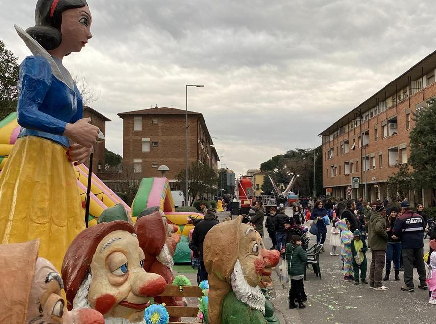 Maschere, trenini e colori per il Carnevale “salvato” E ora la versione “by night”