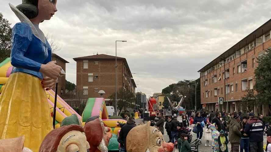 Maschere, trenini e colori per il Carnevale “salvato” E ora la versione “by night”