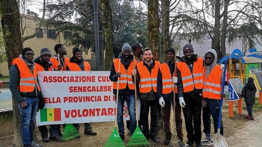 Volontari senegalesi ripuliscono il parco insieme al sindaco