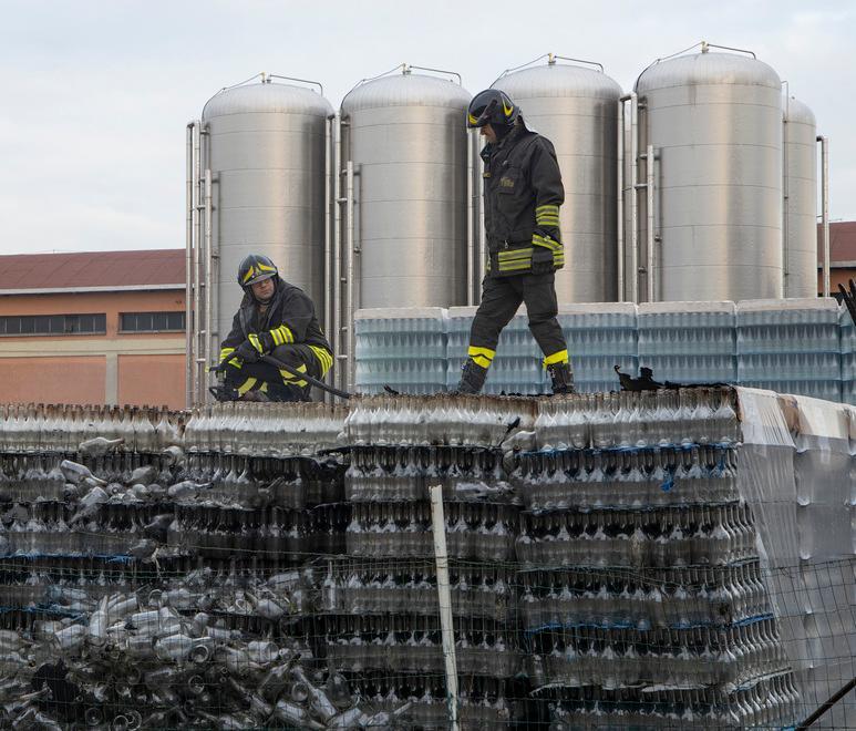 Rogo da Chiarli: bruciati bancali con le bottiglie