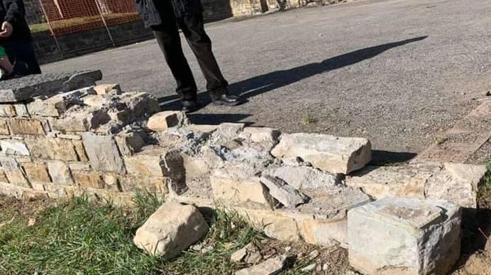 Abbattuto il muretto del sagrato della chiesa