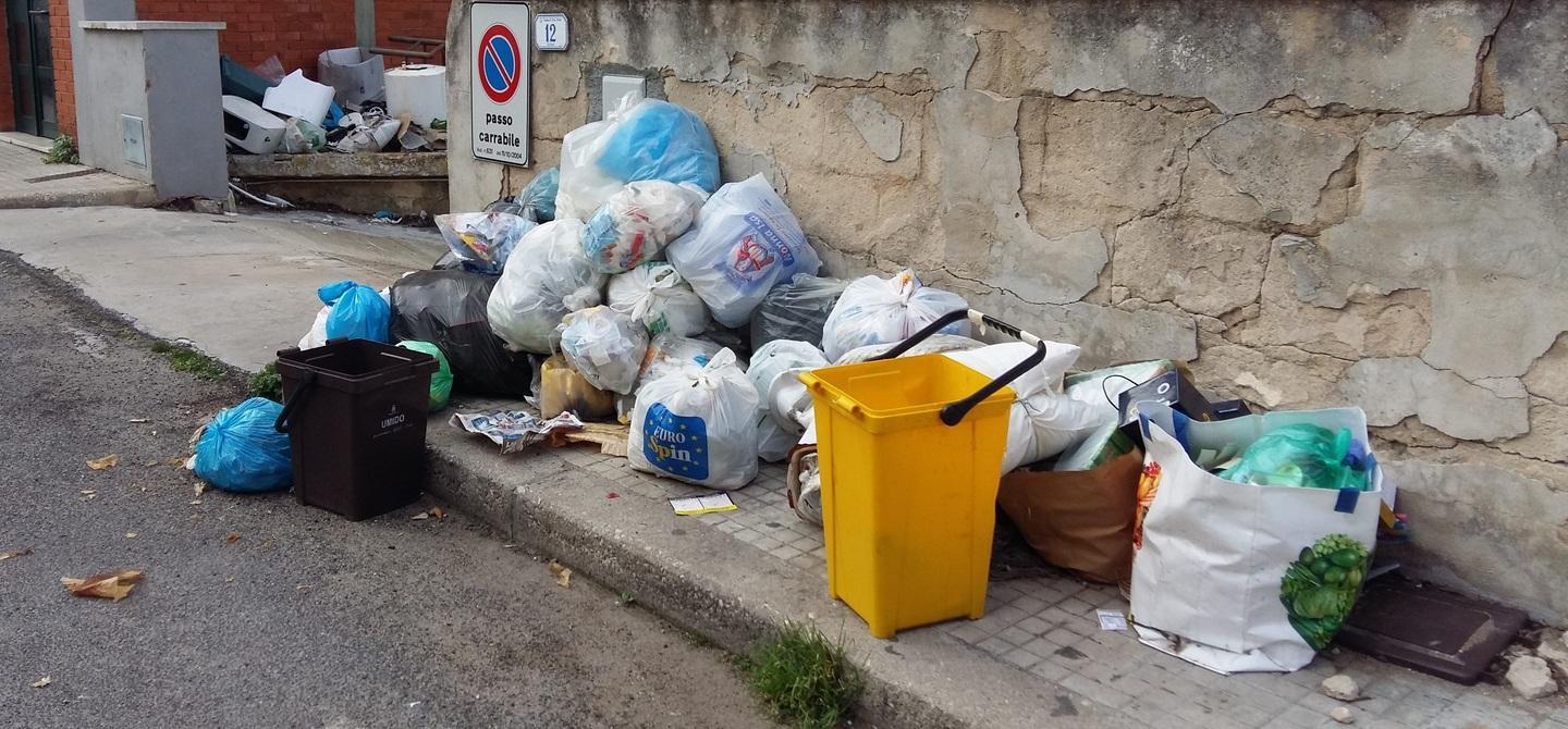 Sul marciapiede nasce una discarica 