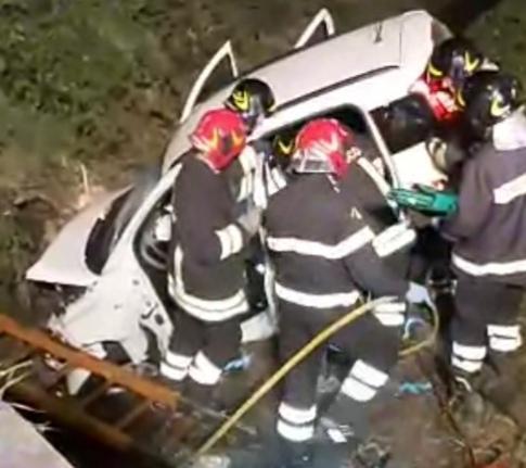 L’auto esce di strada e finisce in un canale Feriti quattro amici