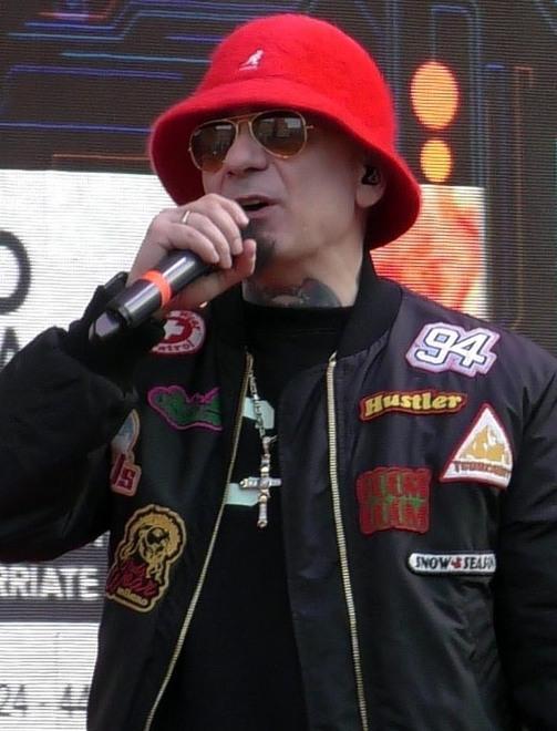 Carnevale sulle note di J-Ax «Cento sei grande», è tripudio 