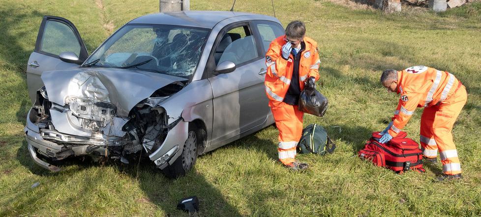 Fratelli salvano una famiglia dopo lo schianto con un albero 