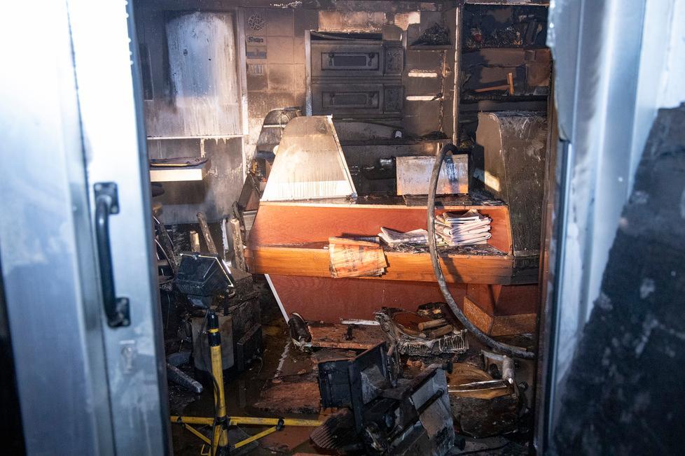 Via Emilia Ovest incendio al Forno Madonnina, danni ingenti Gazzetta di Modena Via Emilia Ovest incendio al Forno Madonnina, danni ingenti Gazzetta di Modena