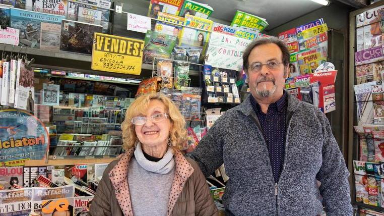 Storica edicola rischia di chiudere, i titolari: «Qualcuno si faccia avanti»