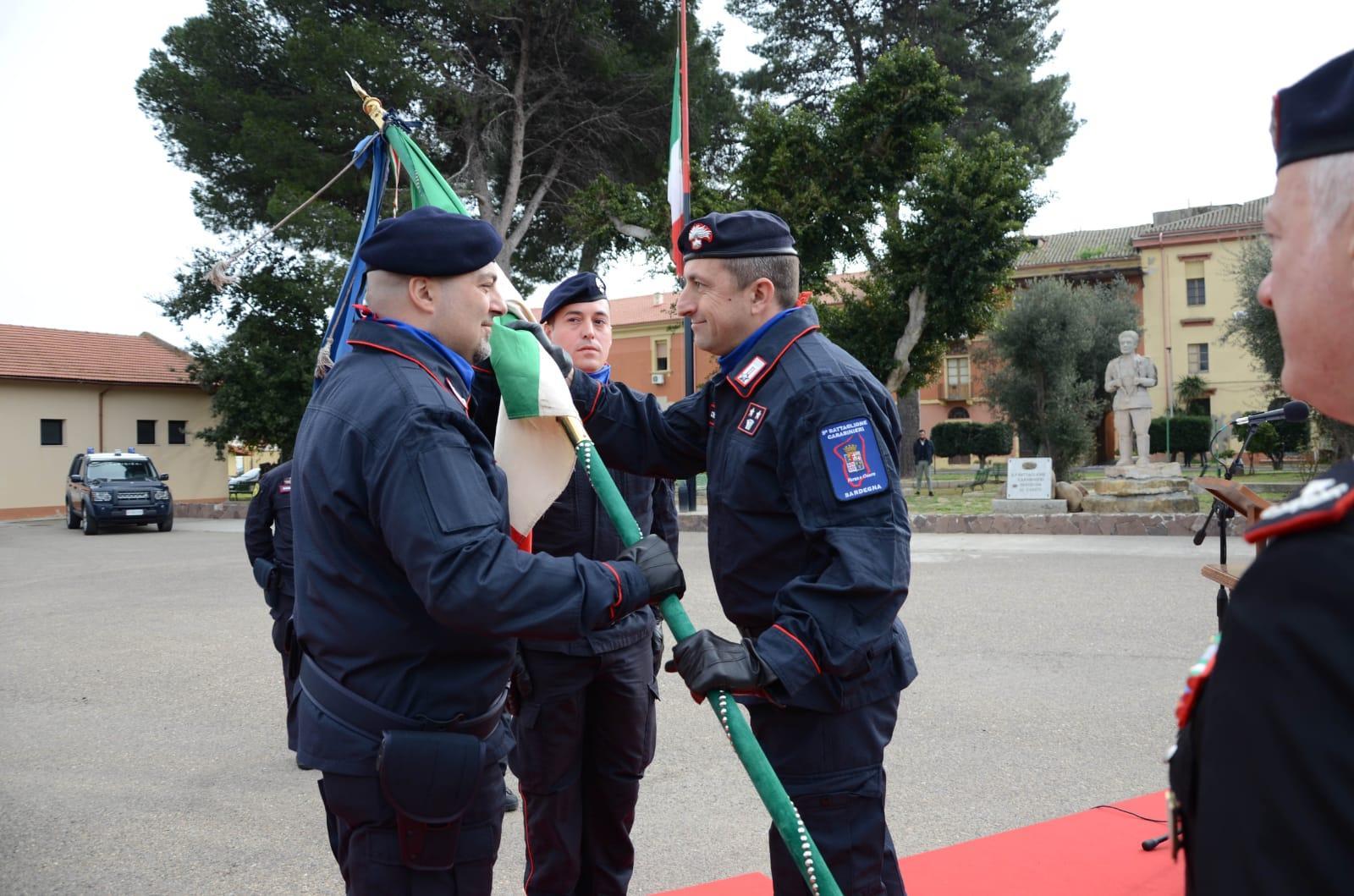 Lo scambio di consegne nella caserma di San Bartolomeo a Cagliari