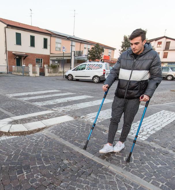La ruota finisce in una buca, porta pizza cade dallo scooter a San Giuseppe