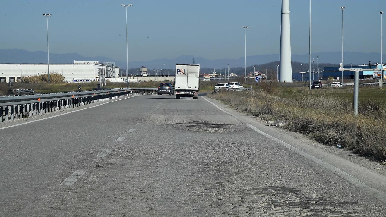 L'asfalto pieno di buche della Strada di Patto a Pontedera