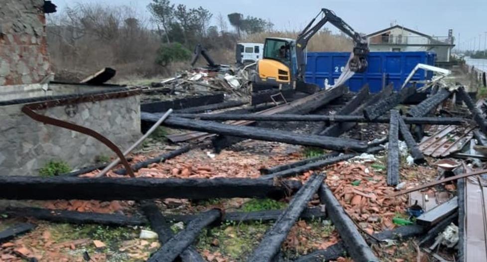 I resti dell'incendio rimossi dopo sette anni