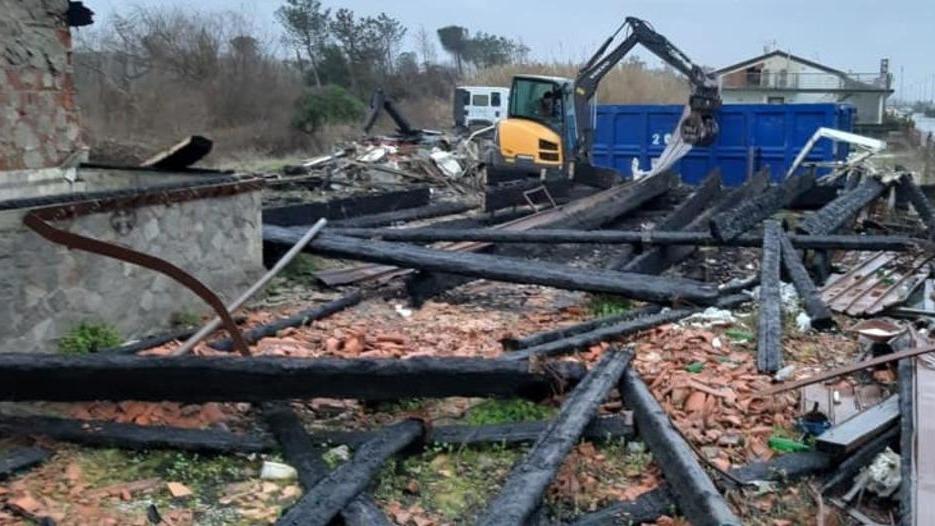 I resti dell'incendio rimossi dopo sette anni