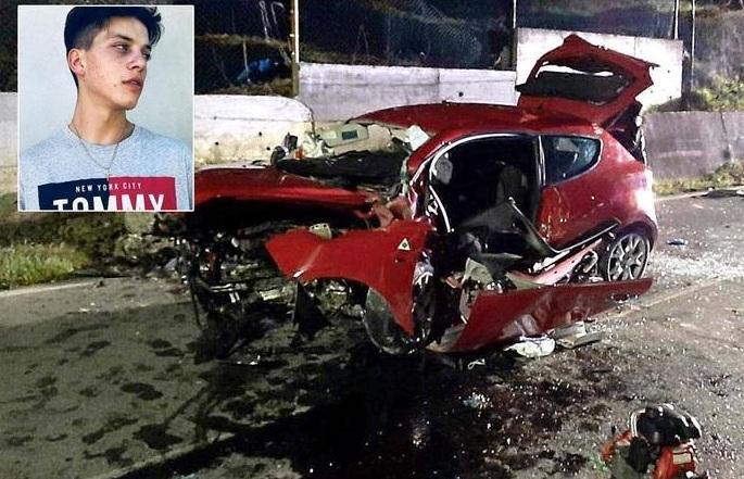 L'auto disintegrata dopo lo schianto; nel riquadro Andrea Rapallini, morto a 20 anni