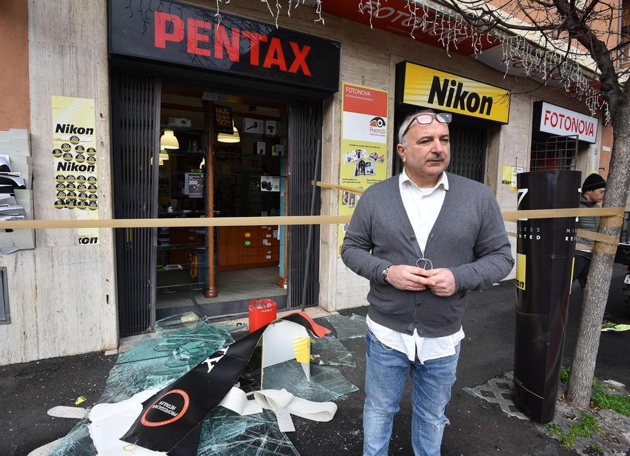 Riccardo Veltroni, proprietario insieme ai genitori dello storico negozio di fotografia Fotonova in via Mameli, poco distante dalla staz