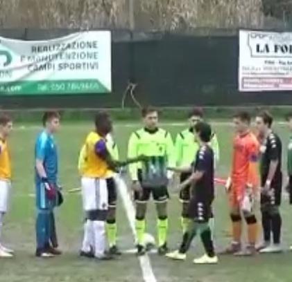 La stretta di mano tra Modesto Edu Mengue e Vincenzo Ferrara
