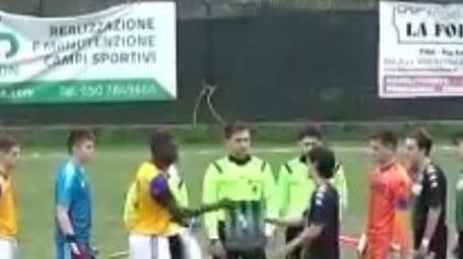 La stretta di mano tra Modesto Edu Mengue e Vincenzo Ferrara