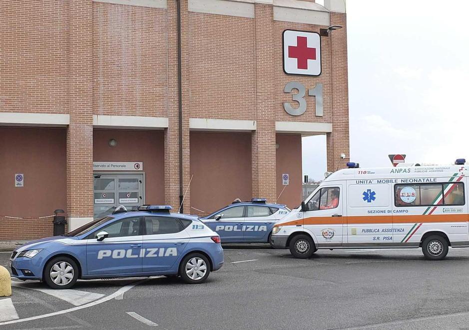 Volanti della polizia all’esterno dei padiglioni dell’ospedale di Cisanello (Foto Muzzi)