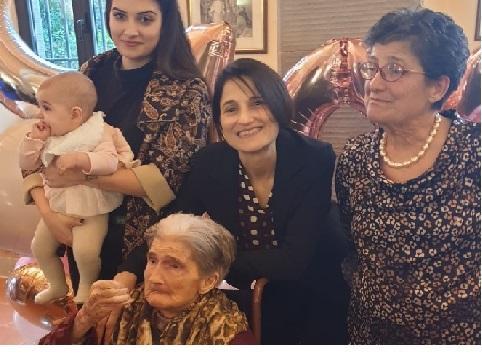 Cinque generazioni in festa, da destra: Immacolata, Cristina, Nicole, Noemi, tutte attorno alla cara Bonaria